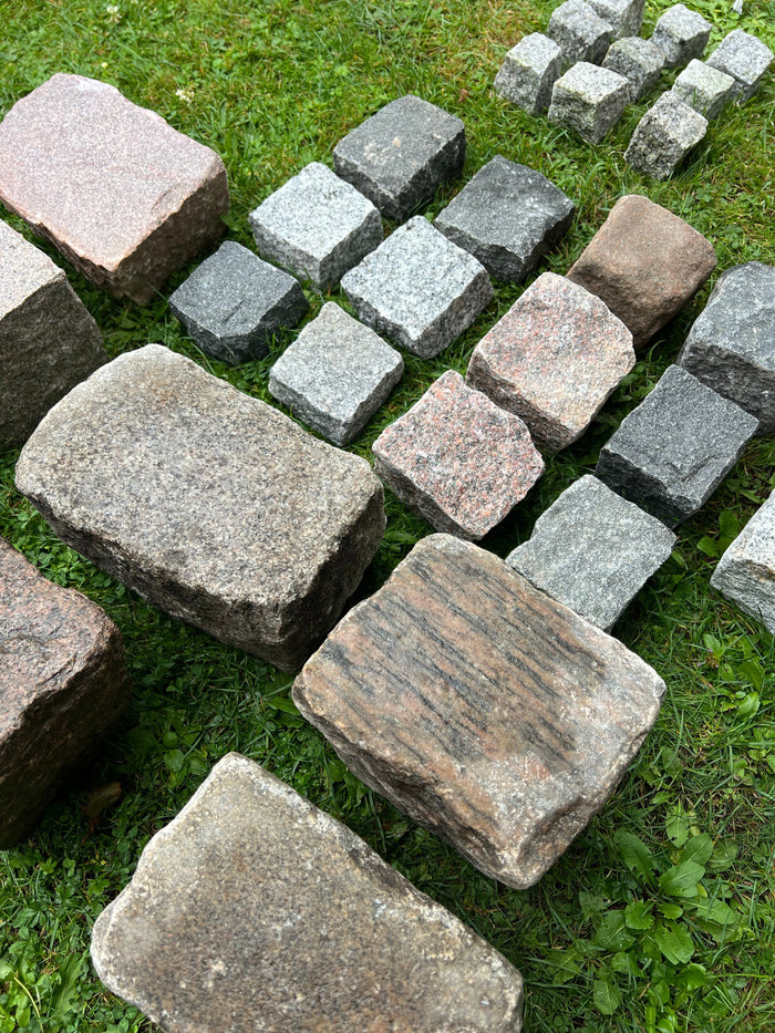 Granitsten til belægning: Chaussesten, brosten og mosaiksten på græs.