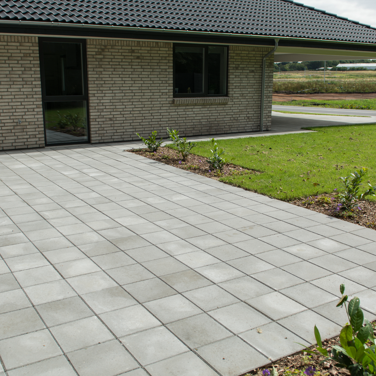 ibf modulfliser grå 30x30 cm som terrasse ved hus med have