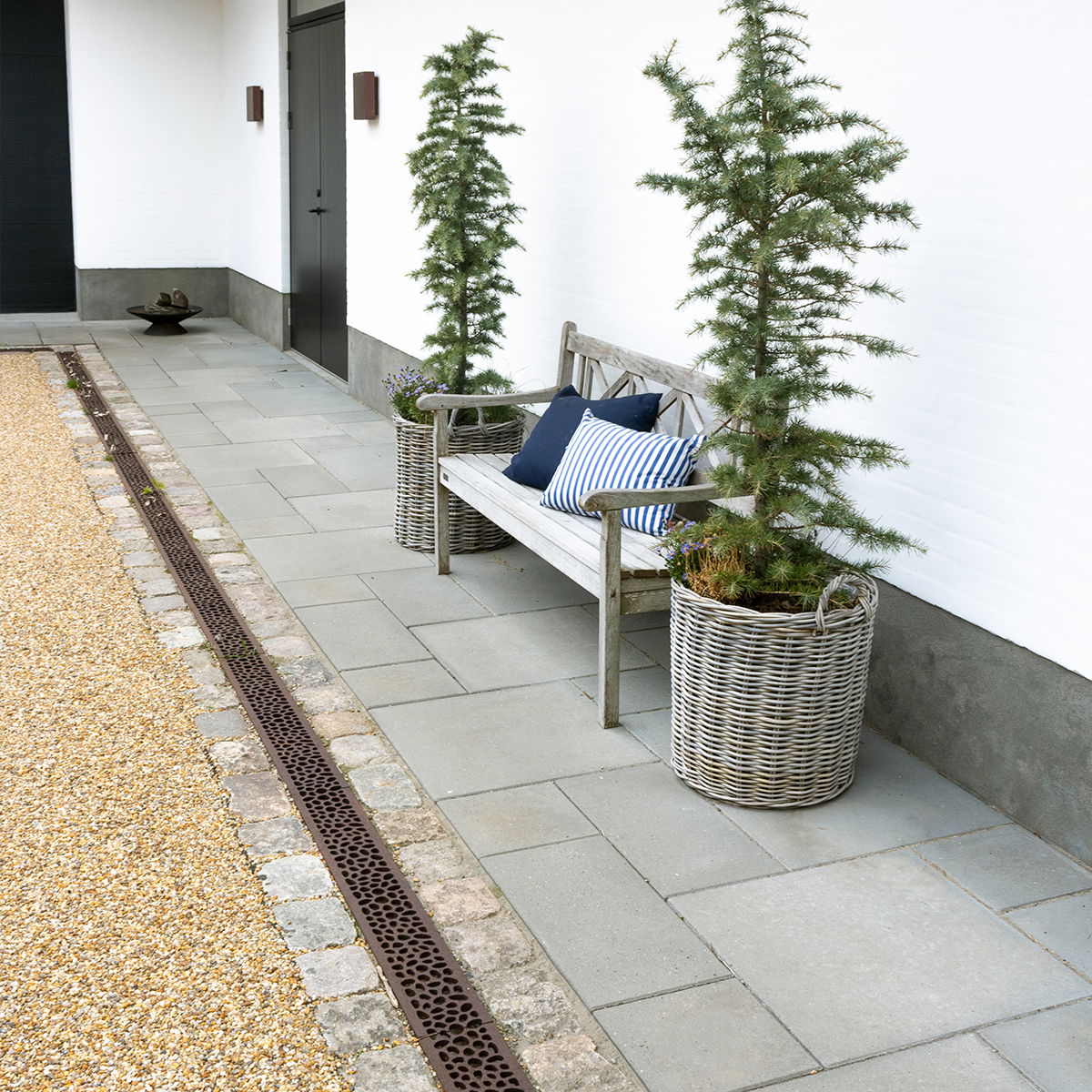 ibf modulfliser 30x60 i grå nuancer som terrassebelægning ved hvidt hus.