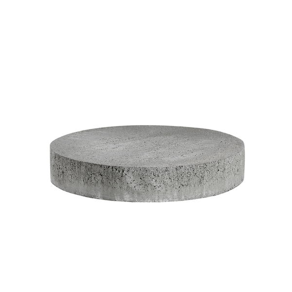 ibf rund flise, ø40 cm, i grå beton set fra siden mod sort baggrund.