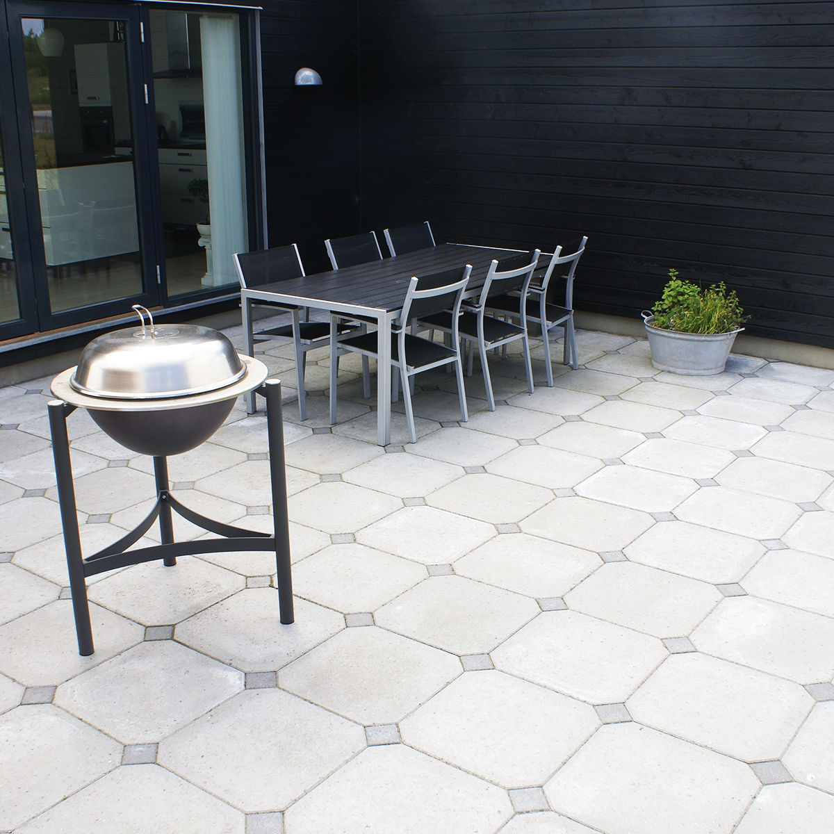 ibf squareline belægning 50x50 i grå nuancer på terrasse med havemøbler