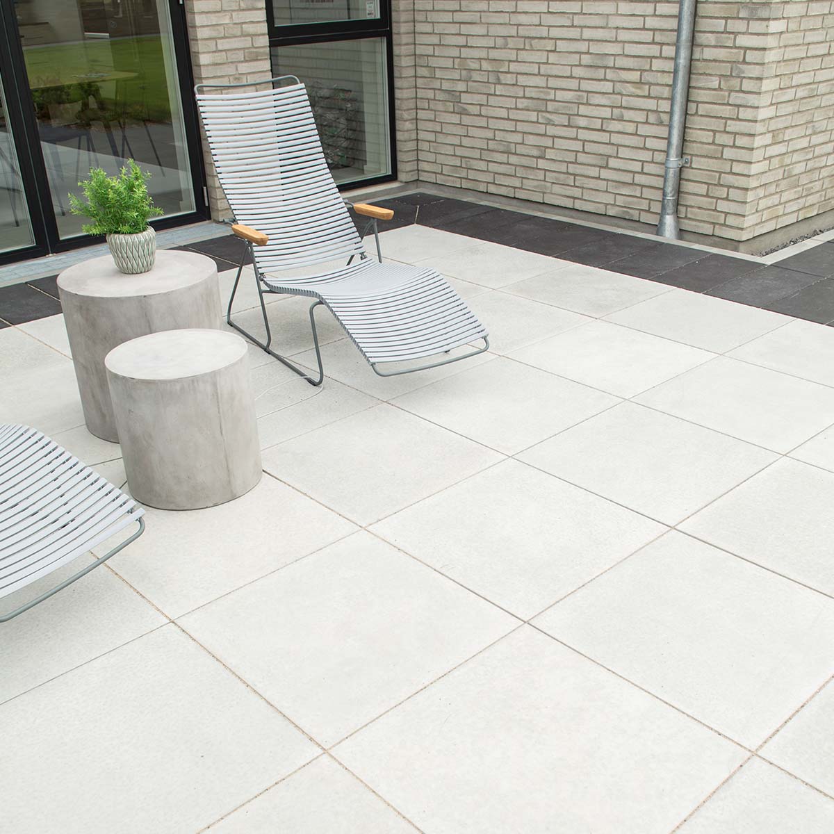 ibf softline lys sand betonfliser 60x60cm på terrasse med loungestol.