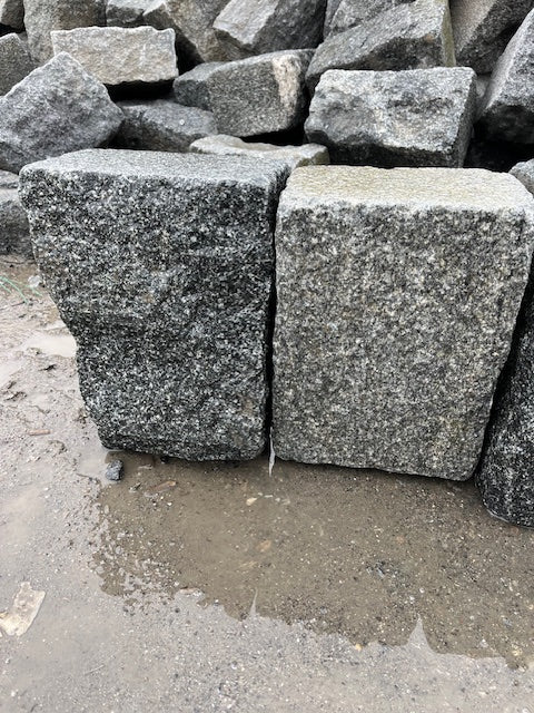gråsorte, stokhuggede kantsten (g399) i granit. set i stak, udendørs.