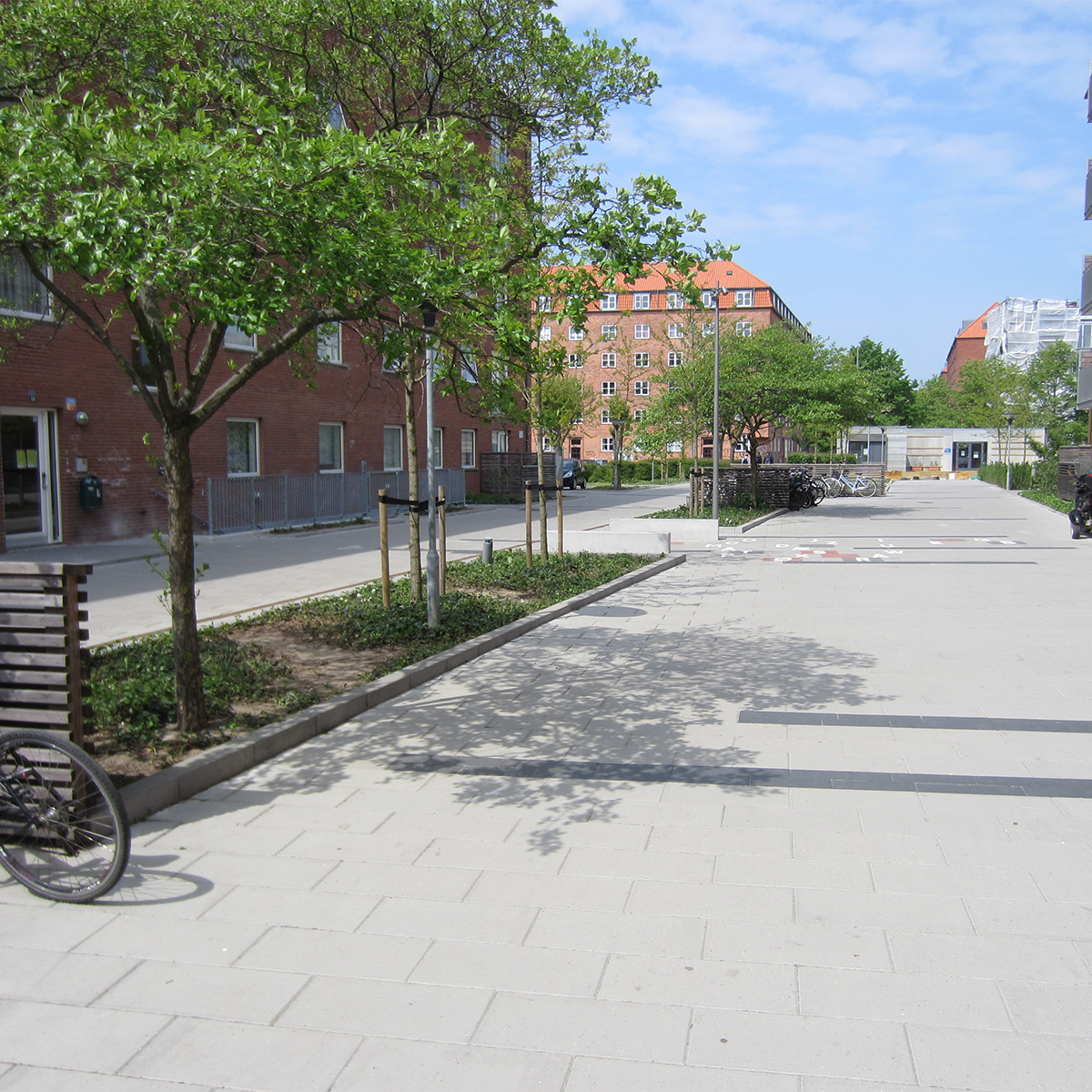 lysegrå ibf modulfliser som belægning på bytorv med træer
