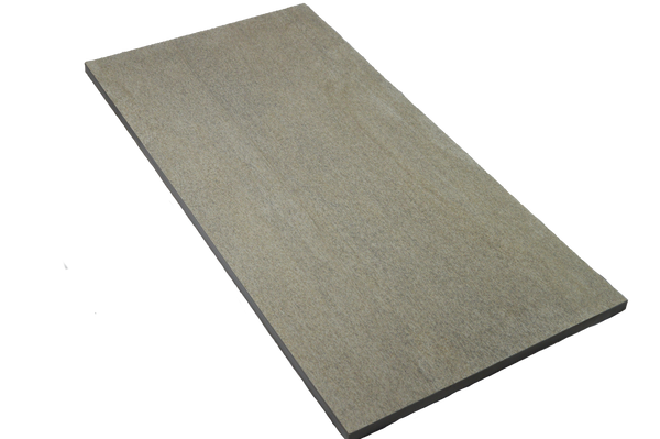 keramisk flise overland 45x90 sand, set i perspektiv mod sort baggrund.