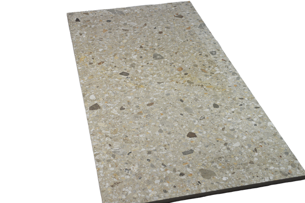 keramisk flise, arkistyle shade cold 60x120, med terrazzo-lignende overflade.