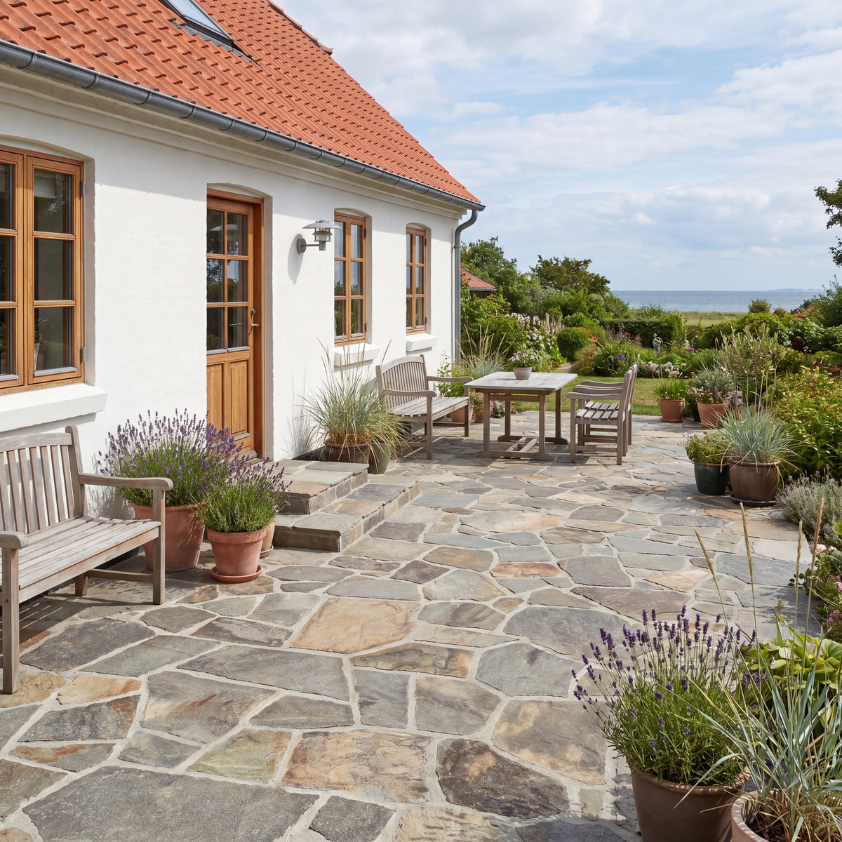 udendørs terrasse belagt med rustikke