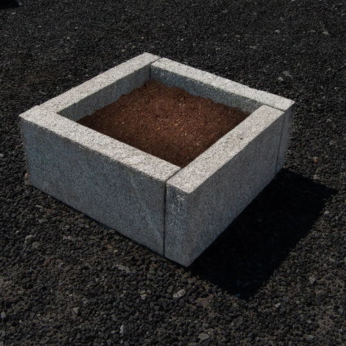 Firkant i lysegrå granit