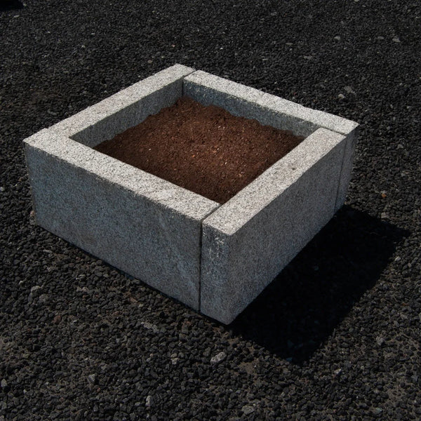 Firkant i lysegrå granit