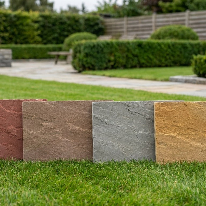 Smuk nyanlagt terrasse med indiske sandstensfliser i varme nuancer der komplementerer en klassisk dansk murstensfacade