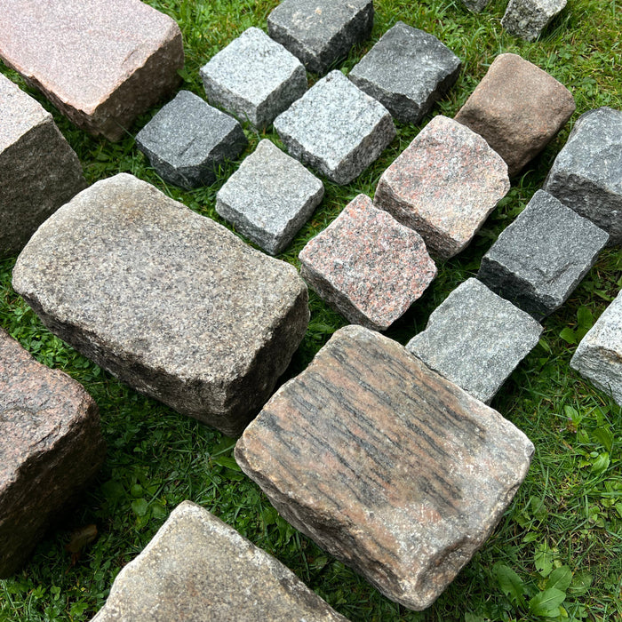 Granitsten til belægning: Chaussesten, brosten og mosaiksten på græs.
