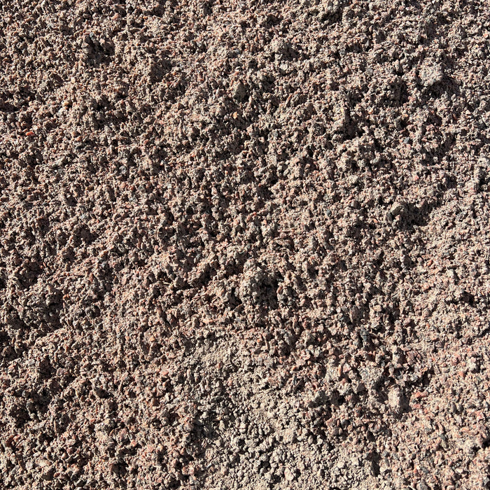 Nærbillede af stenmel. Tekstur af små sten i brunlige nuancer.