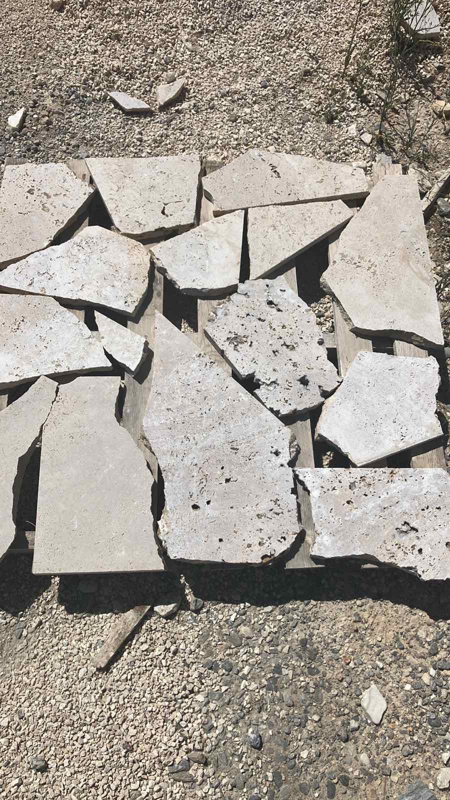 Travertin Brudfliser Latte: Sydlandsk Elegance til Din Drømmehave