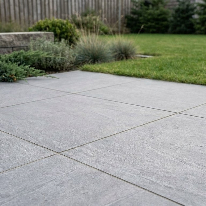 Stor, moderne terrasse lagt med 60x60 fliser, der skaber et roligt og eksklusivt udtryk
