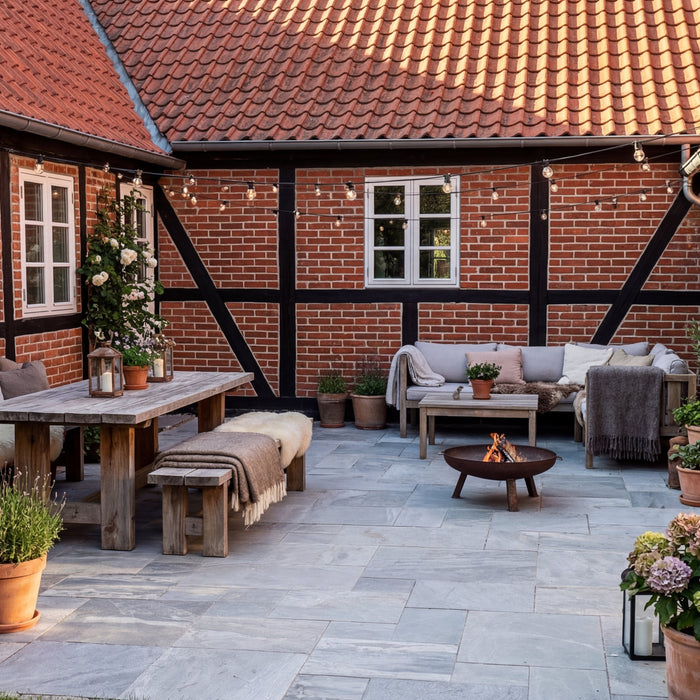 Hyggelig gårdhave belagt med ly