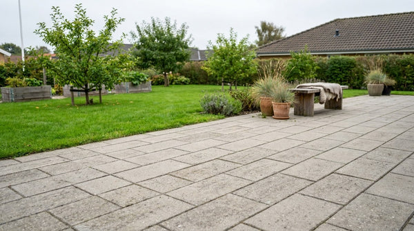 Lægning af betonfliser på terrasse