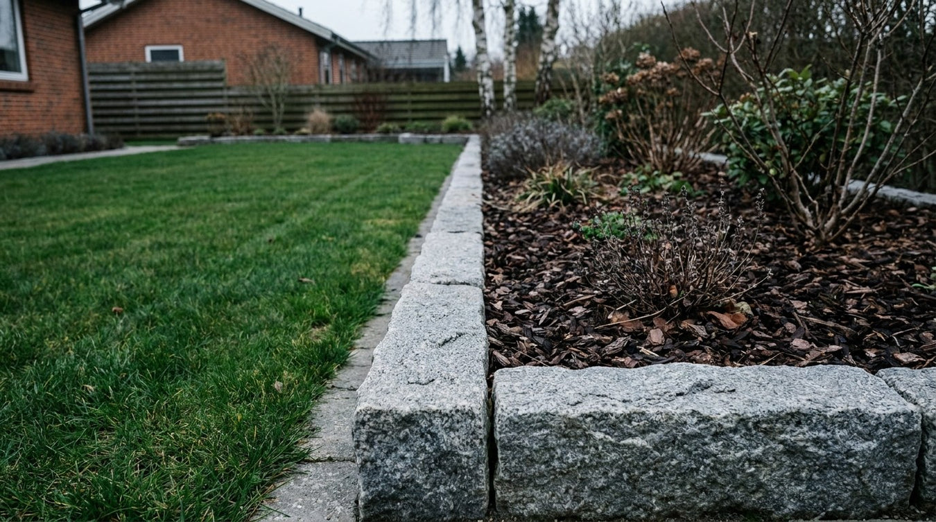 Granit kantsten der afgrænser græsplæne og havebed