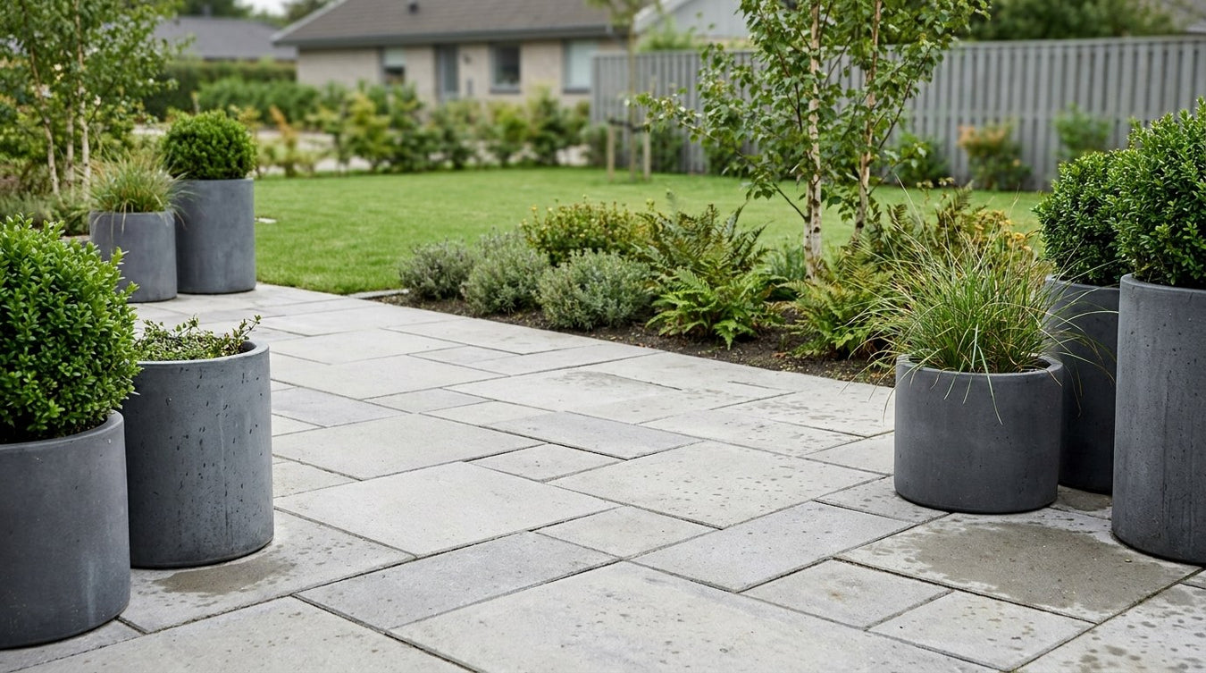 Grå modulfliser lagt på moderne terrasse i dansk have