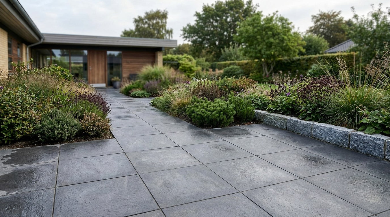 Gårdsplads belagt med eksklusive og frostsikre keramiske fliser i grå nuancer