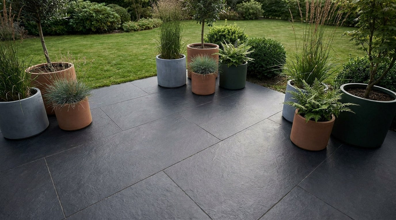 Sorte keramiske fliser udendørs lagt på en moderne terrasse