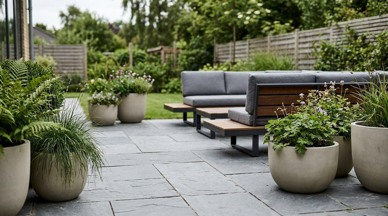 Moderne terrasse med store soldaterfliser i det danske sommervejr