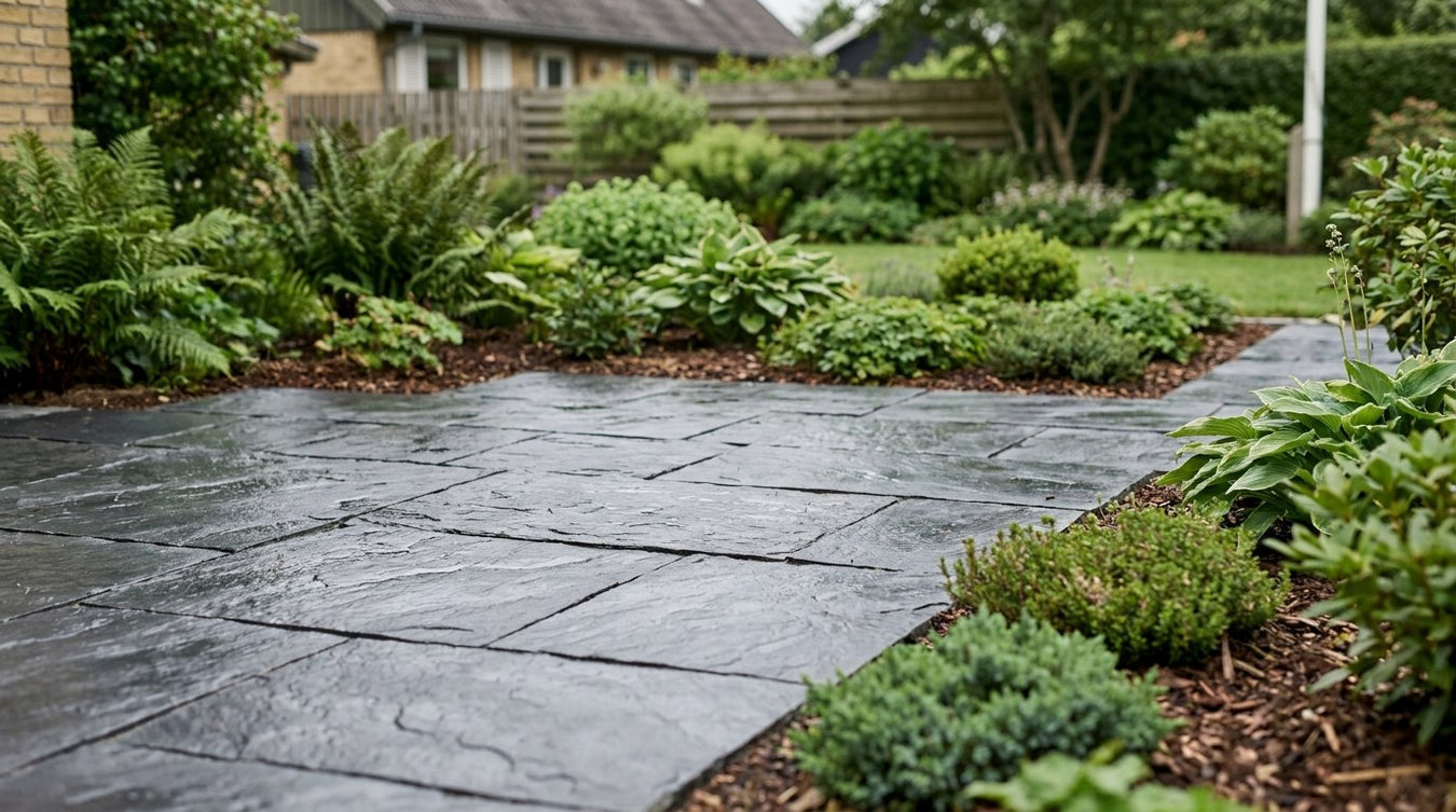 Mørkegrå skifer klinker lagt på en hyggelig udendørs terrasse i haven