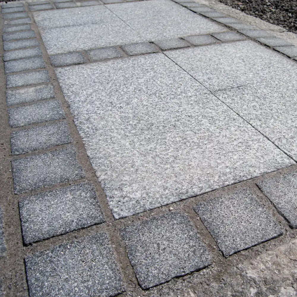 Tykke granitfliser til indkørsel