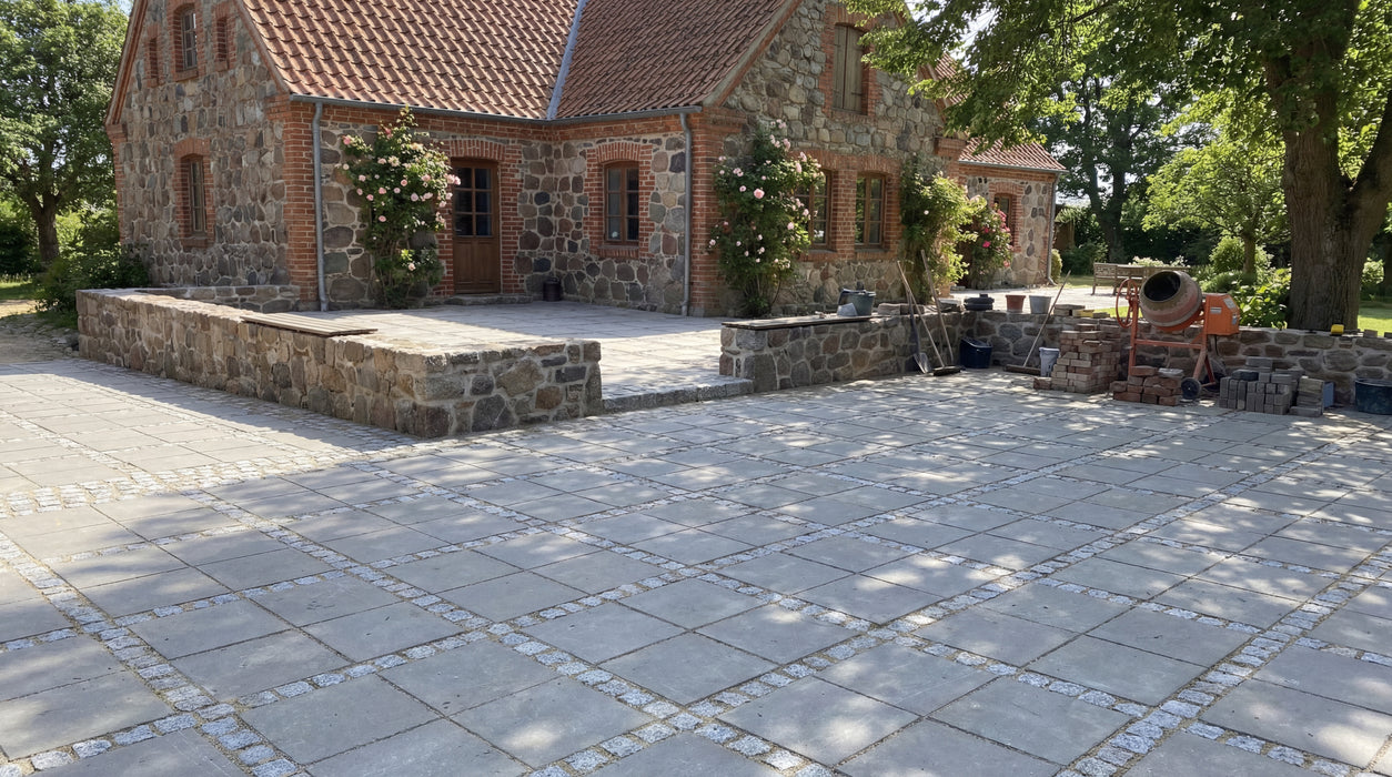 ibf betonfliser (40x40) som terrasse med grå granitskærver mellem fliserne.