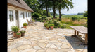 sandsten brudfliser "sahara" på terrasse ved idyllisk landhus.