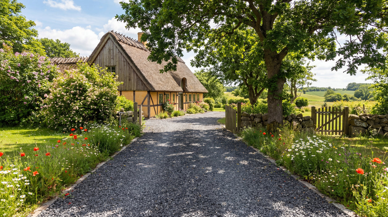 indkørsel med sort hyperit skærver (11-16mm) til stråtækt hus og have.