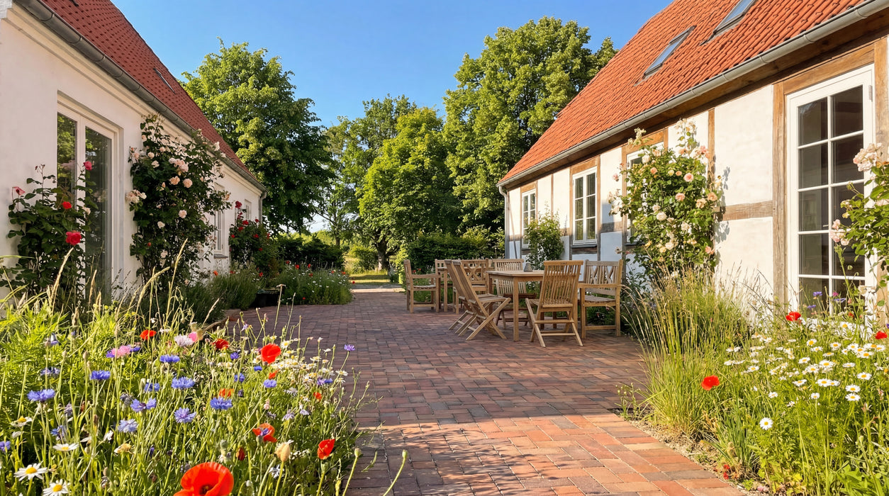 rødbrune teglklinker (malmø) som belægning på terrasse med blomster og havemøbler.