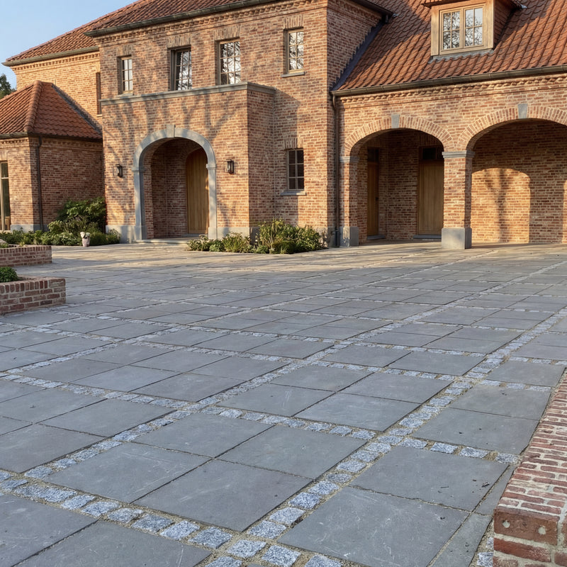 ibf betonfliser 40x40cm i grå nuancer, anvendt til belægning foran murstensvilla.