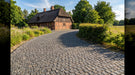 chaussésten, sort bodafors, som belægning på indkørsel til bindingsværkshus.