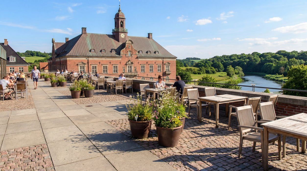 røde svensk bohus chaussesten som belægning på udendørs restaurant.