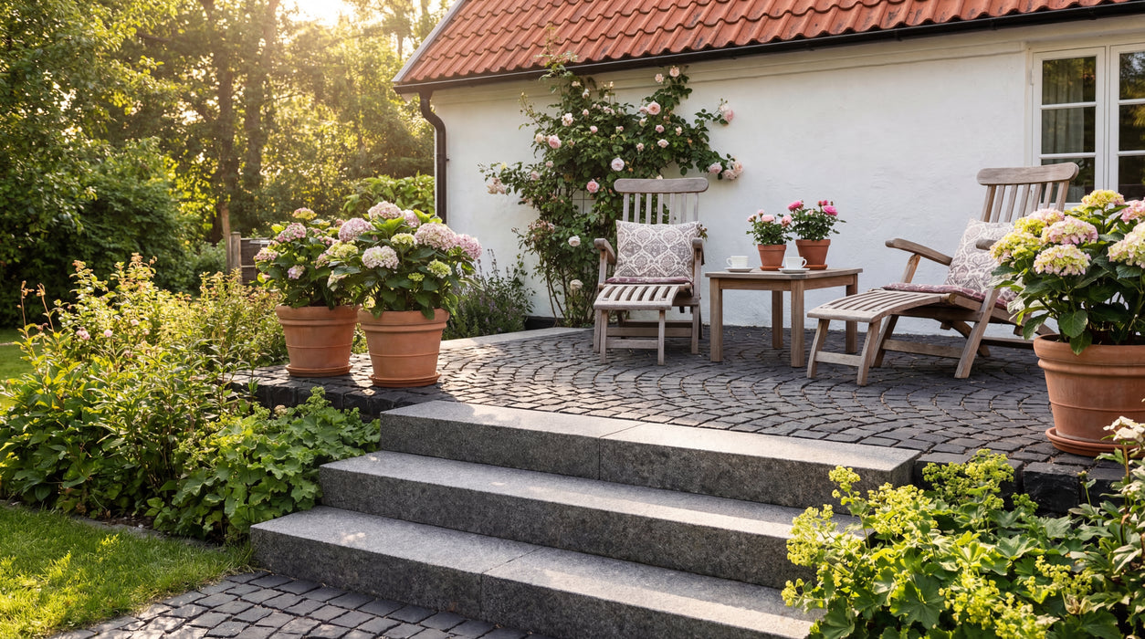 sorte granit trappetrin fører op til en