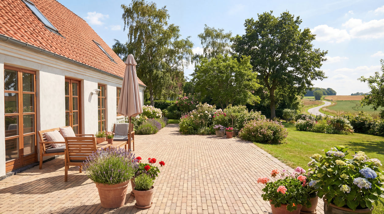 terrasse belagt med vintage de panne teglklinker i solskin