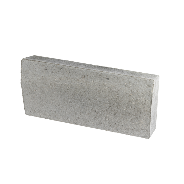 ibf kantningssten i grå beton med skrå forkant, set fra siden.
