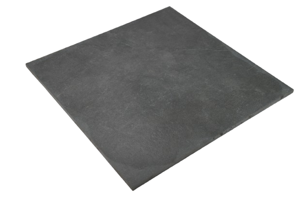 mørkegrå keramisk flise, arkistone 80x80 cm, set i perspektiv