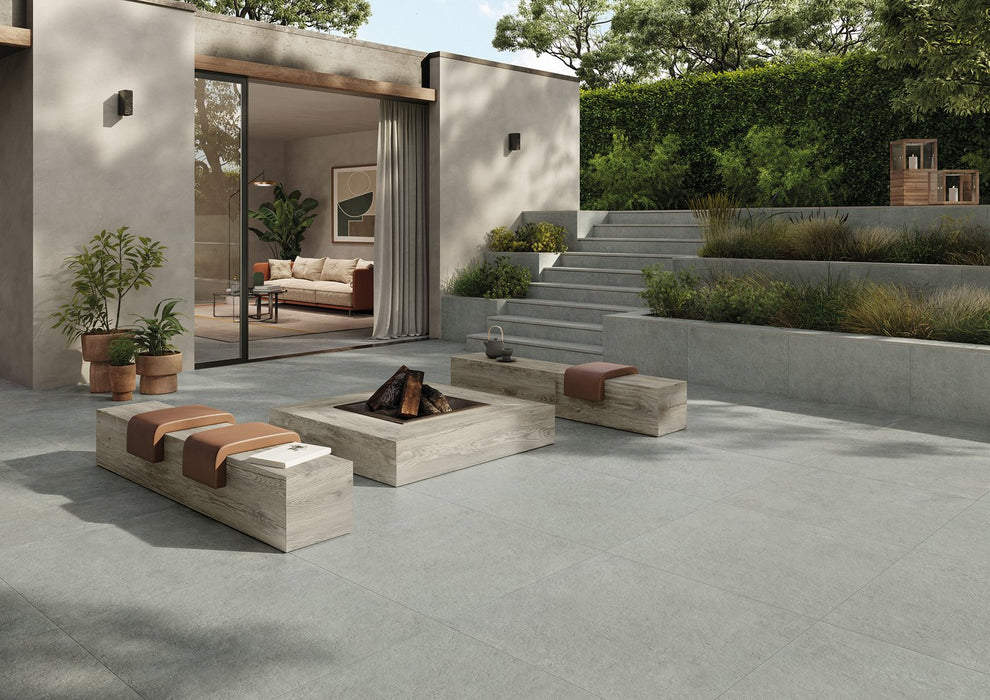 lysegrå keramiske fliser historica 80x80cm på terrasse med loungeområde