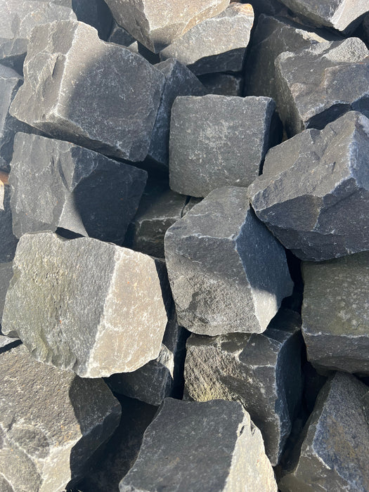 Chaussesten, Brugte/slidte sort basalt  (Parti)