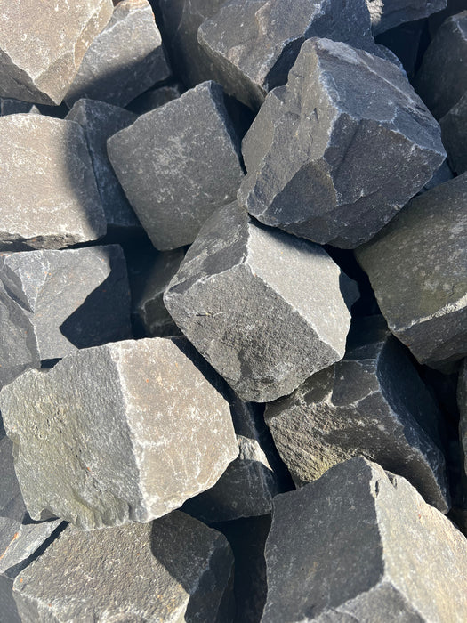 Chaussesten, Brugte/slidte sort basalt  (Parti)