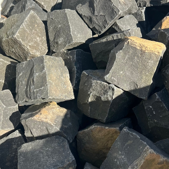 Chaussesten, Brugte/slidte sort basalt  (Parti)