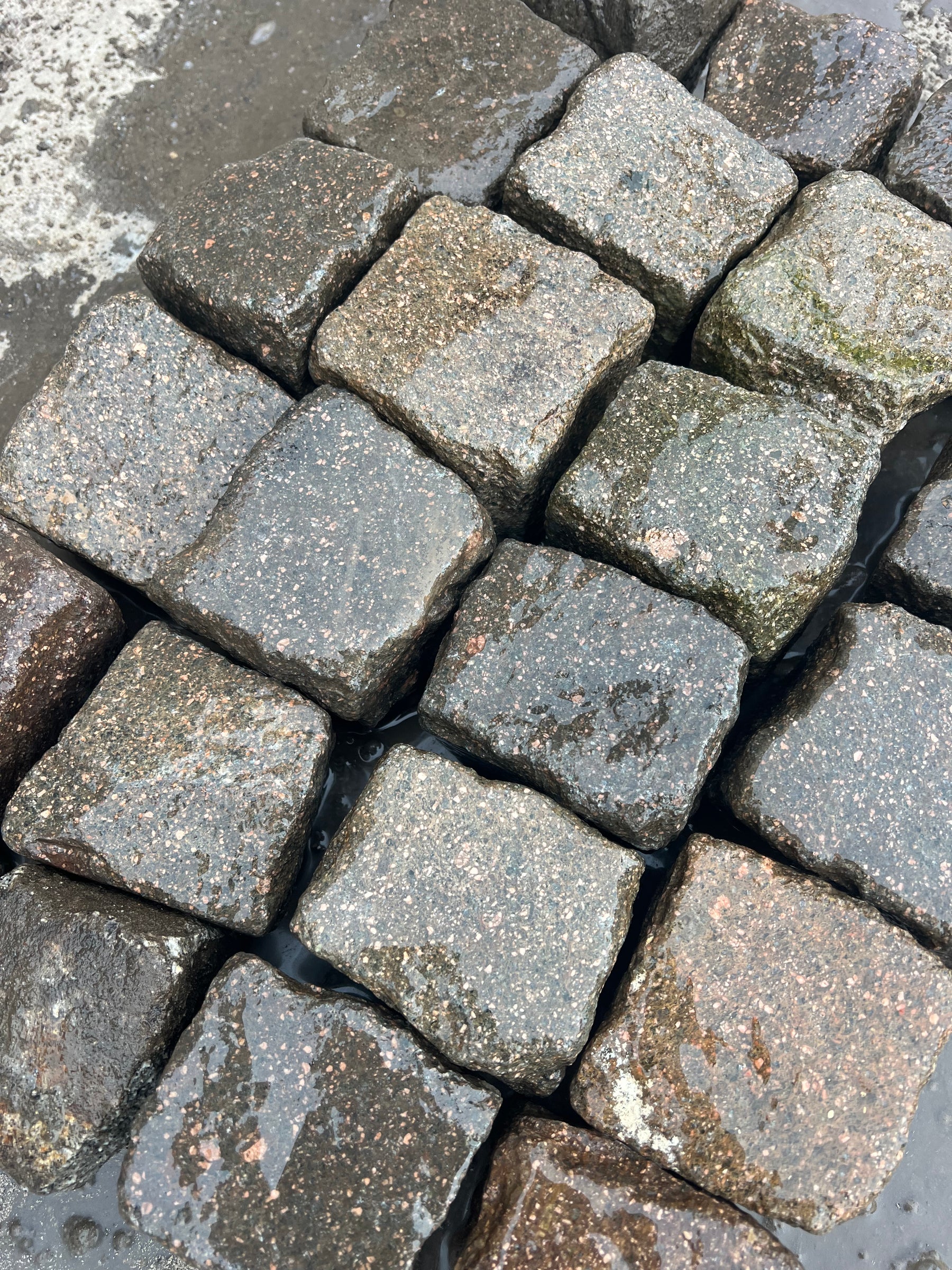 brugte, våde chaussesten i gr