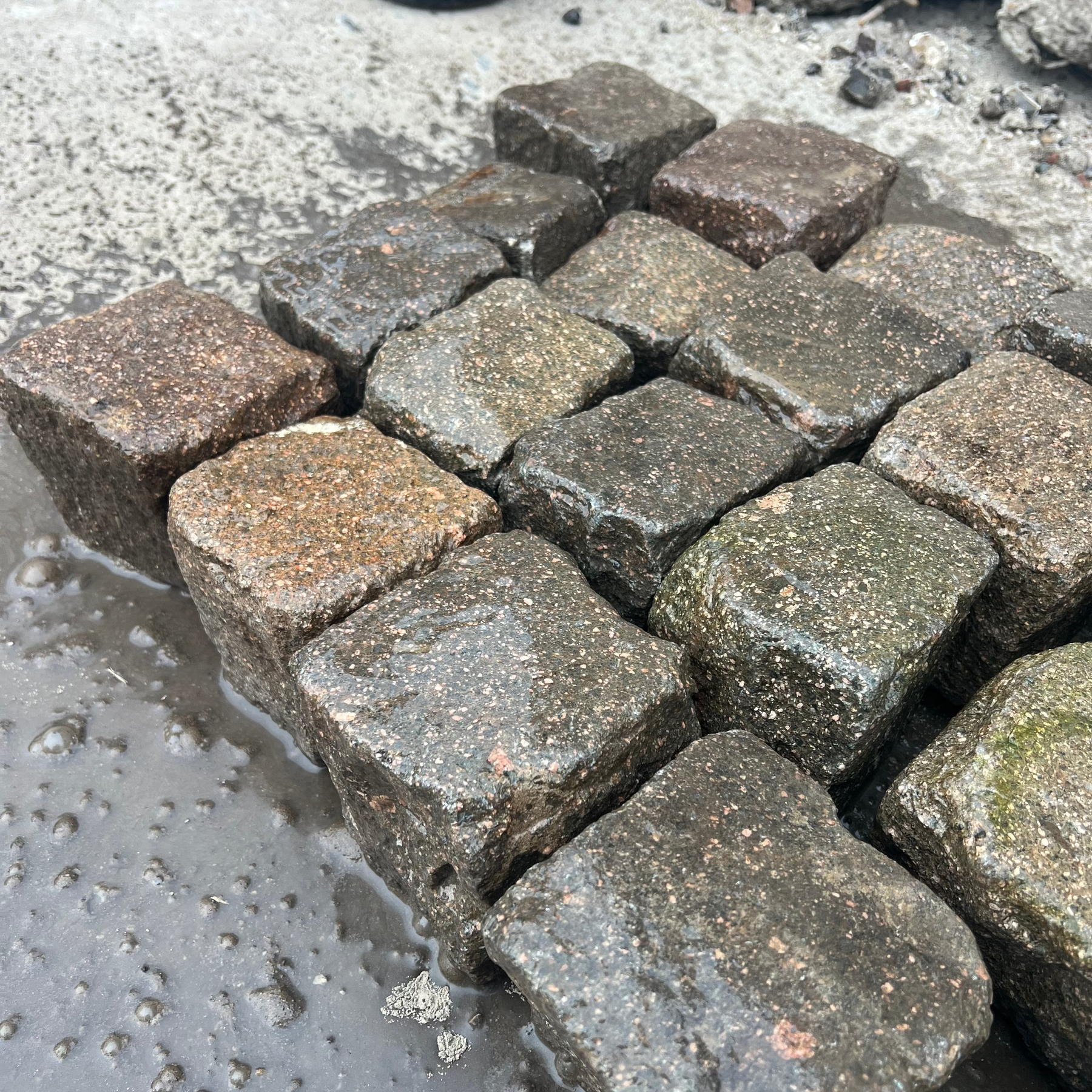 brugte, våde chaussesten i