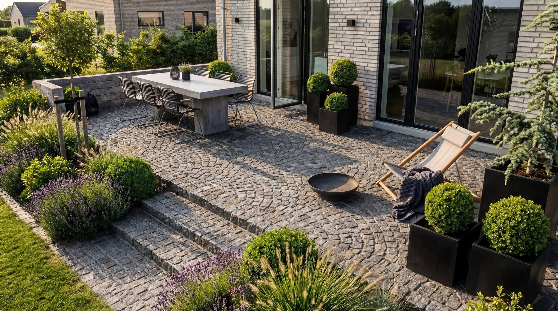 chaussesten, portugisisk mørkegrå, anlagt i vifteform på terrasse med havemøbler.