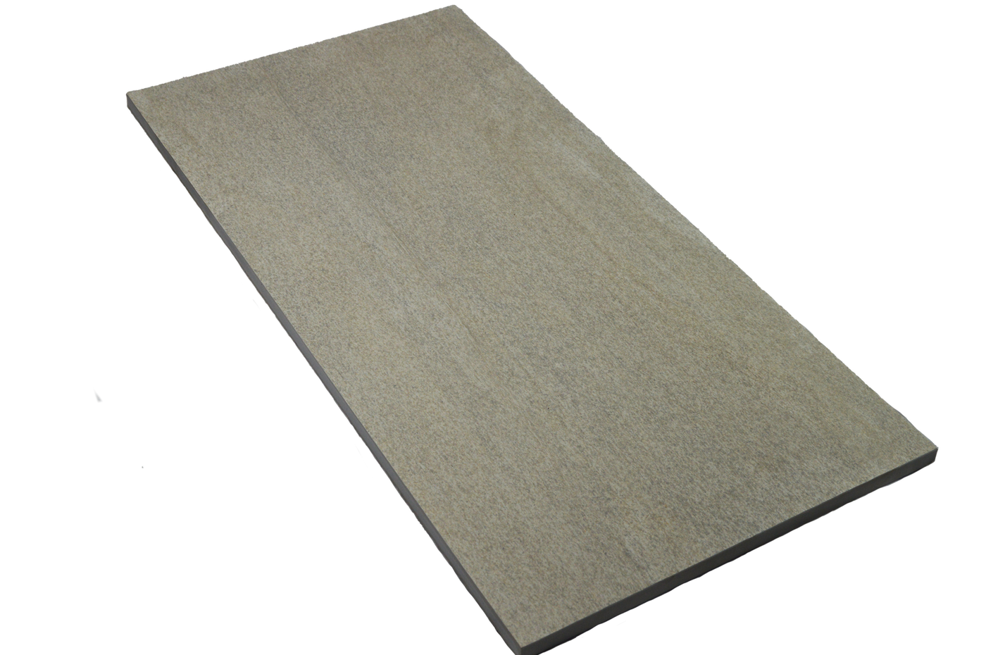 keramisk flise overland 45x90 sand, set i perspektiv mod sort baggrund.