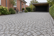 Indkørsel med lysegrå portugisiske chaussesten og naturligt farvespil