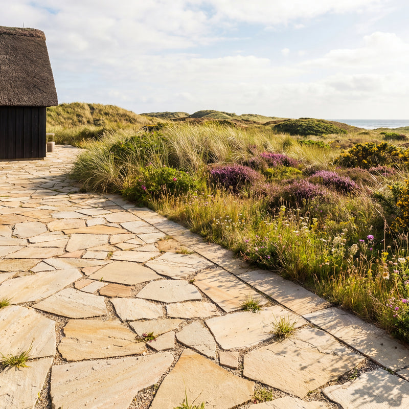 sandfarvede sandsten brudfliser "sahara" som terrasse ved sommerhus.
