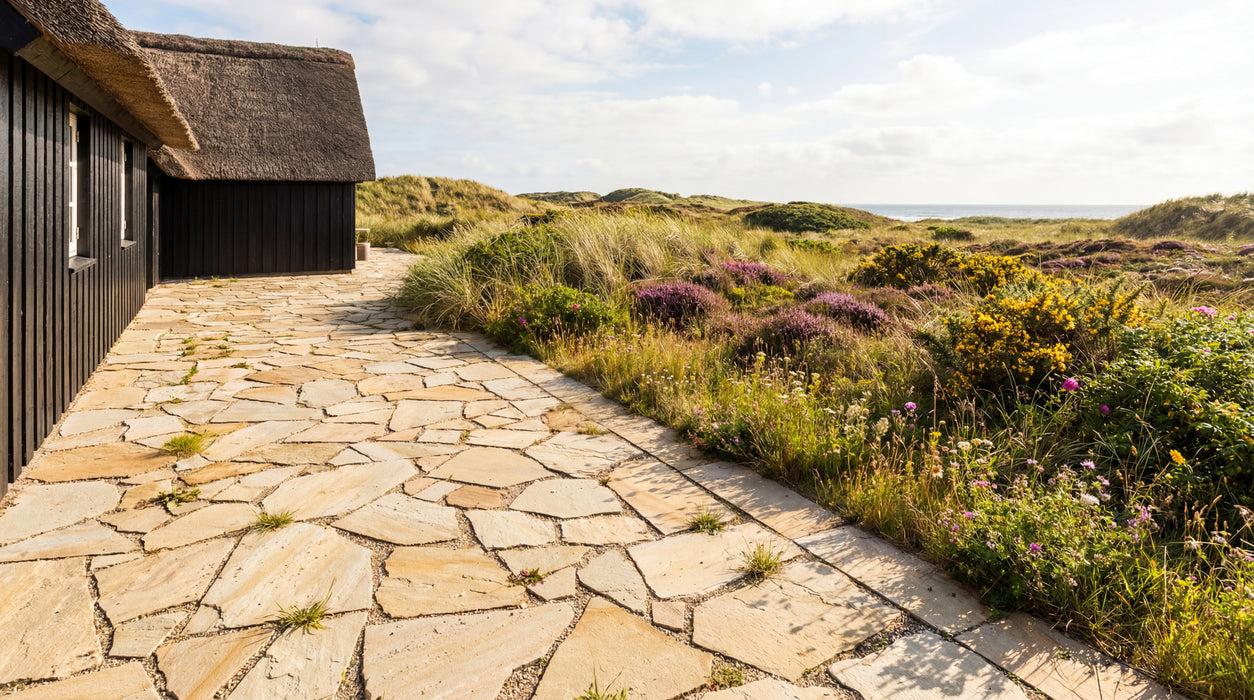 sandfarvede sandsten brudfliser "sahara" som terrasse ved sommerhus.