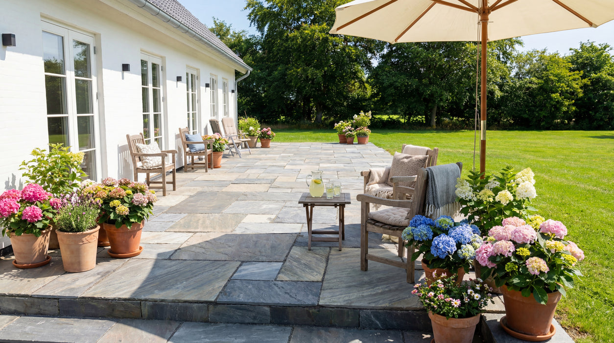 terrasse med dark sandsten i romersk mønster, udendørs miljø